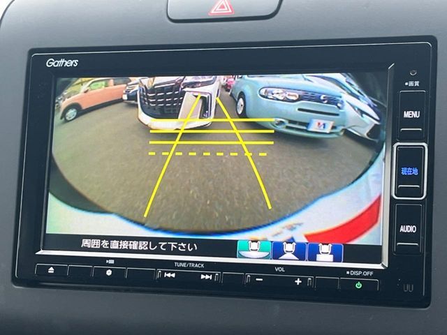 【バックカメラ】駐車時に後方がリアルタイム映像で確認できます。大型商業施設や立体駐車場での駐車時や、夜間のバック時に大活躍！運転スキルに関わらず、今や必須となった装備のひとつです！