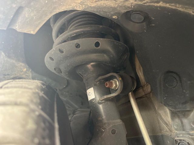 お車を安心してお乗りいただく為には、足回りの定期点検が欠かせません。サービスサポート（有償保証）では無料点検もご提供しており、安心のカーライフをお過ごしいただけるサポート体制が整っています。
