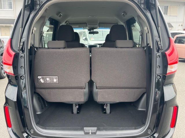普段のお買い物や通勤、送迎等に十分な荷室スペースを確保しております。セカンドシートを倒すと、大きな荷物の積載も可能です♪