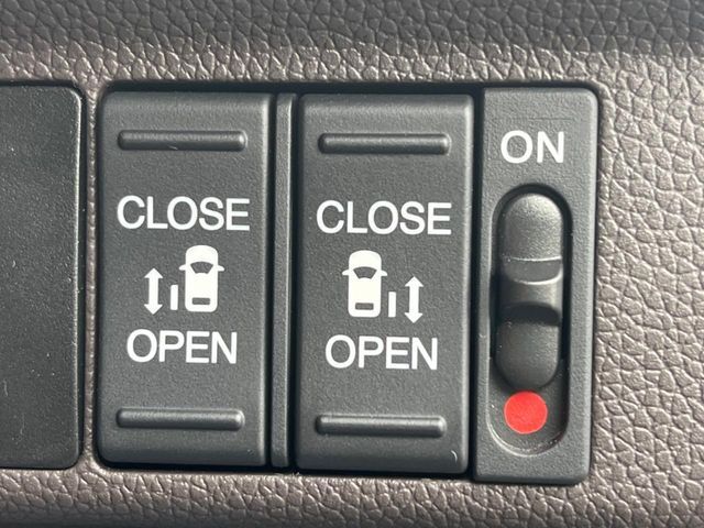 【両側パワースライドドア】スマートキーや運転席のスイッチで後席両側スライドドアの開閉が可能♪電動だから力を入れてドアを開ける必要が無く、小さなお子様でも簡単に開け閉めでき快適です♪