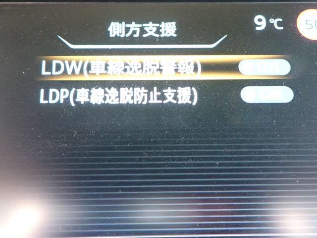 LDW（車線逸脱警報）が装備されておりドライバーが意図せずに白線を跨ぐと警告音で注意を促します♪