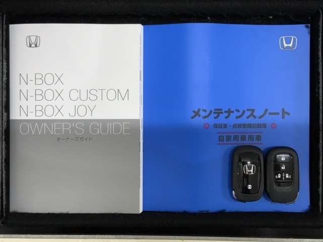 スマートキーは鍵をバッグに入れたままでもドアロックの開閉やエンジンのON・OFFができます。夜間や雨の日も鍵を探さなくて良いので便利です。