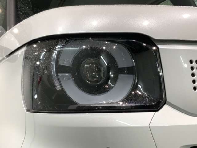 LEDヘッドライトは、点灯の瞬間から最大光量を発揮し、突然暗くなるトンネルなどでの安定感を高めます。