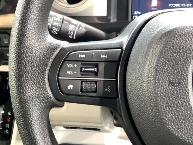 ステアリングにオーディオ操作スイッチが付いています。オーディオ画面に直接タッチしなくても操作が出来ますので、運転に集中できます。