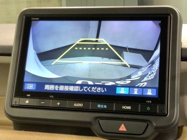 リバースギアに入れるだけで後方の表示へ切り替わります。夜間や雨の日の駐車も楽になりますよ。