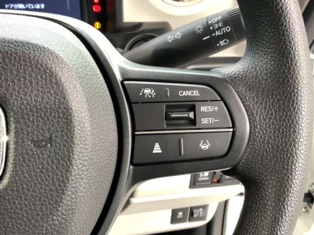 クルーズコントロールを装備しています。高速道路などで一定の速度で走ってくれるので運転が楽ですよ！速度を設定できますので、スピードの出しすぎにも注意できます。