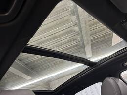 【パノラマムーンルーフ】ハリアーならではの人気アイテム、大型ムーンルーフです。通常のサンルーフと比べ開口が広く開放感がとてもいいですね！！