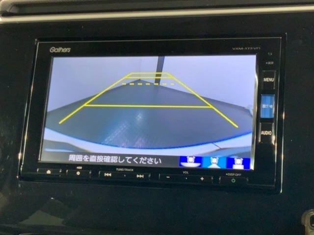 リバースギアに入れるだけで後方の表示へ切り替わります。夜間や雨の日の駐車も楽になりますよ。