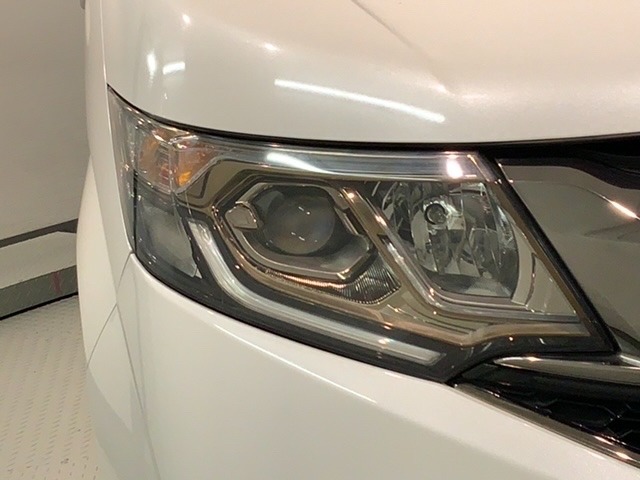 LEDヘッドライトは、点灯の瞬間から最大光量を発揮し、突然暗くなるトンネルなどでの安定感を高めます。