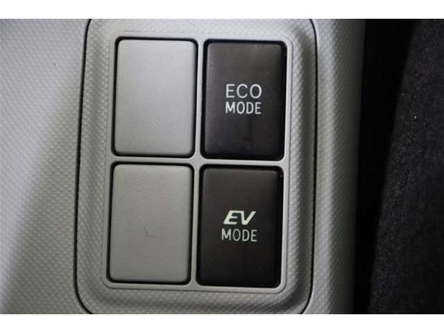 ECOモードはエアコンの利きなどを抑え、低燃費で走れるようにサポートします。EVモードはモーターのみで動くので、夜間などの静かに走行したい時に便利です。（EVモードは一定速度を超えると解除されます）
