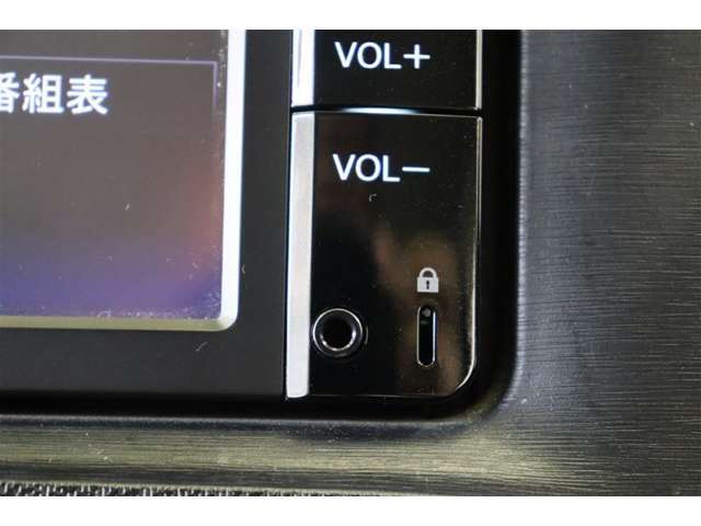 スマートフォンやiPodに入れた音楽を楽しめるAUXを装備しています。AUXは直接カーオーディオに接続できるため、Bluetoothなどよりも高音質な音楽が楽しめます。