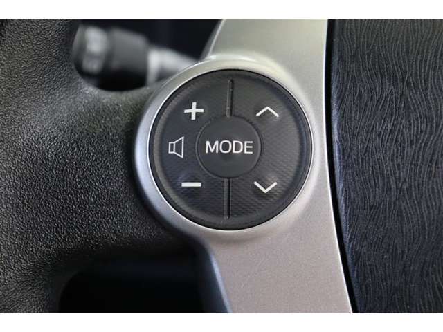 運転中にステアリングから手を離さなくてもオーディオ操作が出来るスイッチを装備しています。走行中に視線を逸らさず出来る手元操作は安全運転につながります。