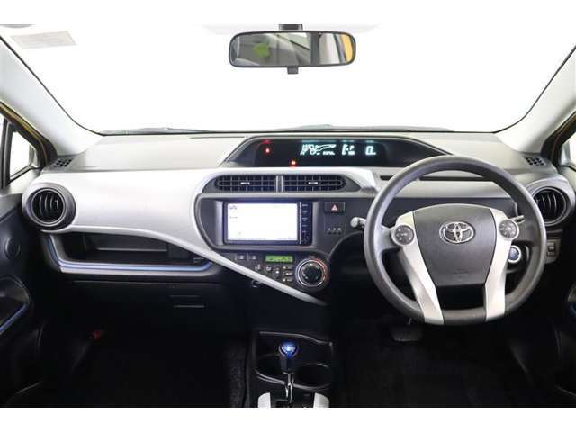 フードが低いセンターメーターで運転席からの視界は良く、助手席からもメータの情報を見ることが出来ます。操作ボタンやダイヤルが届きやすい位置に配置されていて利便性も良い使いやすい運転席廻りです。