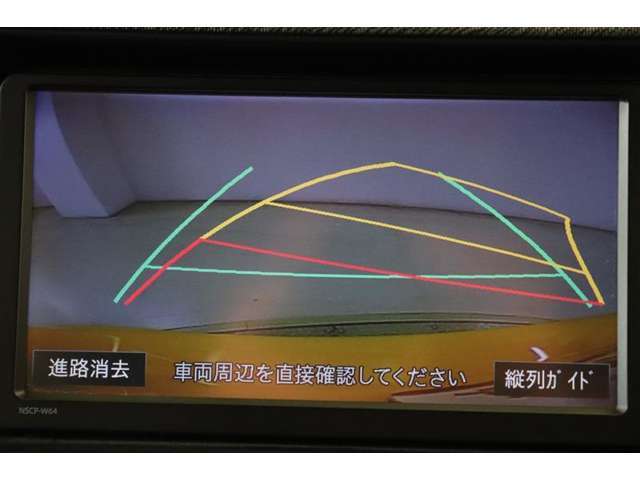 ハンドル操作に連動してガイドラインが変化するバックカメラ搭載です。クルマは構造上たくさんの死角がありますので、とても便利な機能ですね。あくまで補助の為の装備ですのでバックは目視での確認が大事ですよ！