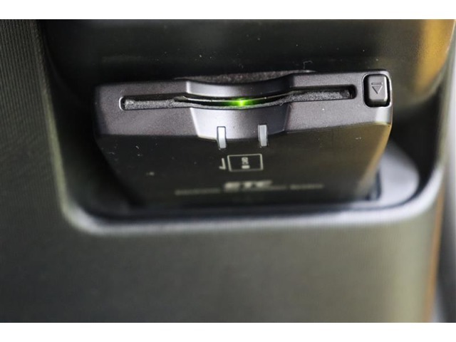 ゲート通過もスムーズなETC搭載です。今やマストアイテムですね。納車前には使用できるようにセットアップをさせていただきます。ETCカードの取扱もしておりますのでご相談くださいね。