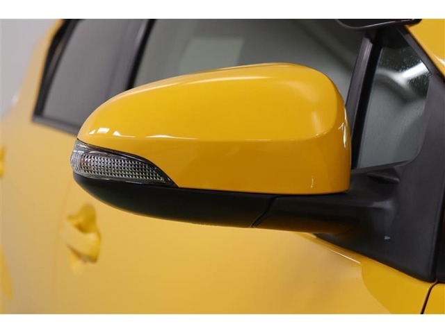 バイカラーでお洒落なウインカーミラーです。ウインカーミラーはお洒落なだけでなく、対向車や歩行者からの視認性が良く安全性が向上し、事故防止にもつながります。