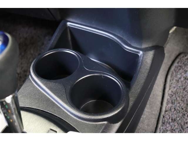 手の届きやすい所にドリンクホルダーを装備しています。前方には収納ポケットも備えています。