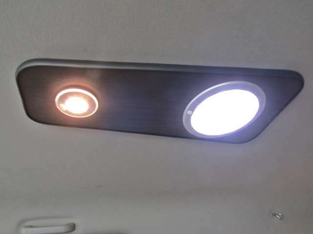 ルーフには消費電力の少ない2連天井LED照明を設置！かなりの明るさで車内を照らしてくれます☆