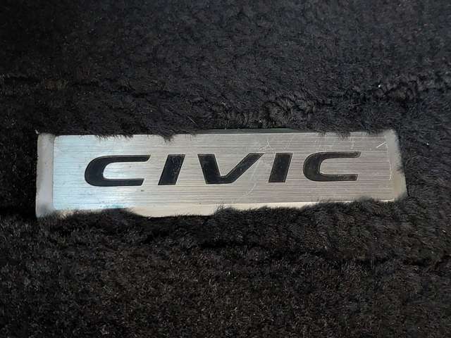 【ETC】有料道路を利用する際に料金所で停止することなく通過できる、ETC車載器（ノンストップ自動料金収受システム機器）が装備されています。セットアップを行うことで利用可能になります。