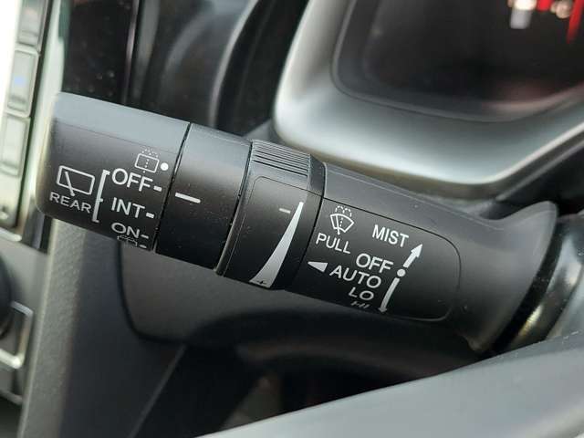 【オートワイパー（AUTO）】雨が降り出した時に、雨滴検出用センサー（レインセンサー）が雨滴を感知すると、自動でワイパーが動作します。