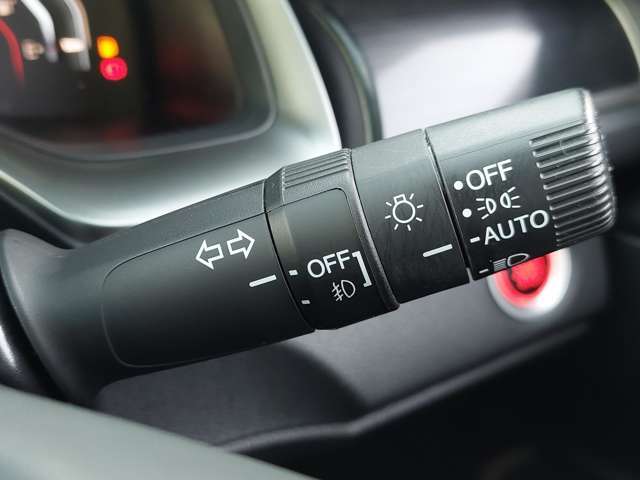 【オートライト（AUTO）】外の明るさをシステムが感知して、自動でヘッドライトが点灯します！ヘッドライトをつけ忘れを防ぐ便利機能です。