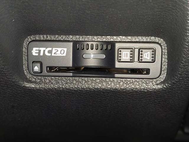 【ETC】有料道路を利用する際に料金所で停止することなく通過できる、ETC車載器（ノンストップ自動料金収受システム機器）が装備されています。セットアップを行うことで利用可能になります。