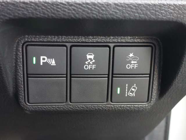 【衝突軽減ブレーキ（CMBS）】衝突するおそれが高い場合、音と光で注意して強いブレーキングを行い、衝突回避・被害軽減を支援します。機能には限界があるためご注意ください。