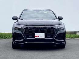 大きく迫力のある形状が車のスポーティな印象を強調しており、魅力的なデザインとなっています。