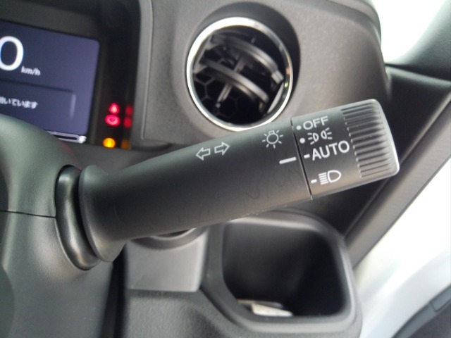 オートヘッドライト標準装備です。車外の明るさに応じて自動的にヘッドライトの点灯・消灯をしてくれます。トンネルの出入り口などで活躍してくれます。