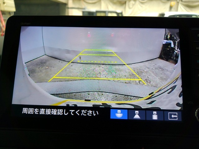 後方確認はオマカセのリアカメラ付です。雨天時や夜間のバック駐車時などで特に視界の安全確認に役立ちます。