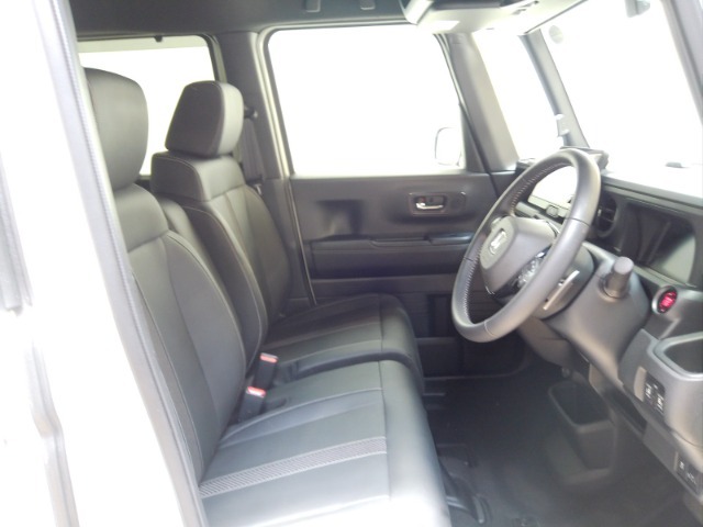 フロントベンチシートだから運転席助手席足元もゆったり広々快適です。助手席への移動も楽々です。