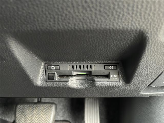 【ETC】有料道路を利用する際に料金所で停止することなく通過できる、ETC車載器（ノンストップ自動料金収受システム機器）が装備されています。セットアップを行うことで利用可能になります。