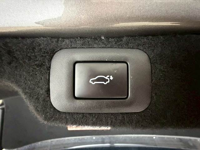 【電動リアゲート】ボタンひとつで大きなゲートも簡単に開閉可能です。背の高いSUV、ミニバンにあると嬉しいですね。