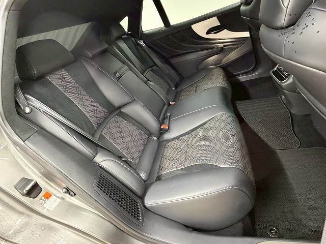 後部座席も気になるようなキズ・汚れやへたり等、大きなダメージはなく、良好な状態です。