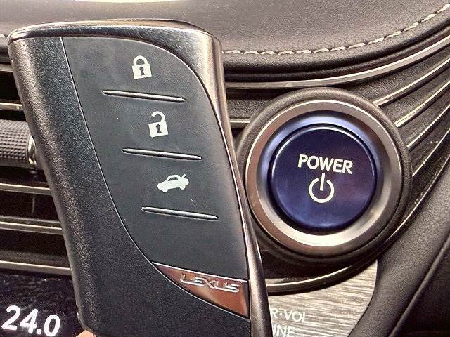 もはや定番となりつつある【スマートキー・プッシュスタート】鍵を持っているだけでエンジン始動から開閉まで行う事が出来ます。