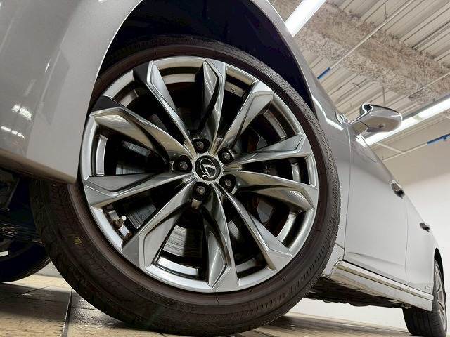 【純正アルミホイール】を装備しております。バランスのとれたアルミホイールは高速走行も安定性が高くなっております。