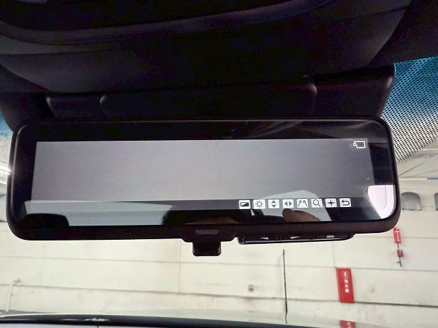 【デジタルインナーミラー】を搭載しております。ミラーの映像により後方確認ができますので、走行中もより正確に後方確認が可能です。