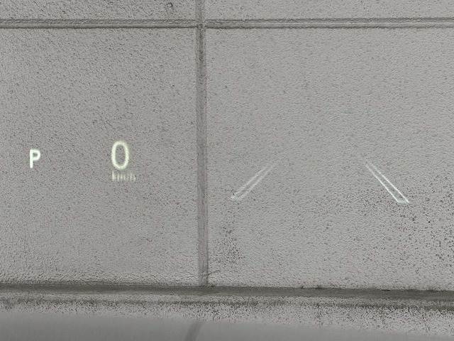 【ヘッドアップディスプレイ（HUD）】を装備しております。スピードメーターやクルーズコントロールなどの作動状況が視線をなるべく落とさずに確認できます。