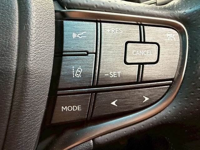 【レーダークルーズコントロール】装備車両です。レーダーやカメラを使って前を走るクルマの状況を検知して速度を調整してくれます。遠距離ドライブの高速道路などでは大活躍で疲労軽減に役立ちます。