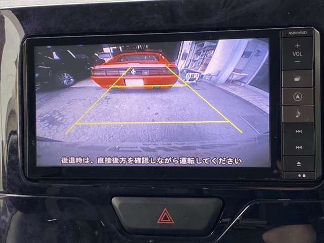 駐車時に後方がリアルタイム映像で確認できます。狭い場所の駐車時にもガイドライン付きでサポートをしてくれるので便利です。