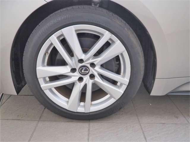 車もおしゃれは足元からですね　♪　アルミホイールでバッチリ決まってます！