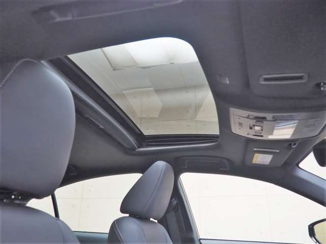 車内に明るさや開放感が得られます。気持ち良く運転できるムーンルーフ装備です
