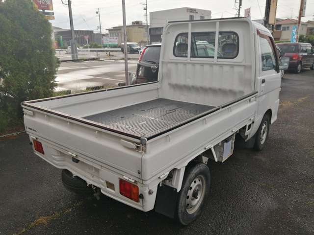 現車確認はお手数ですが、お問い合わせメール電話などでご連絡していただいてからお越しいただきますようにお願いいたします。整備仕事、仕入れ、納車引き取りなどで不在の場合が多々あります。