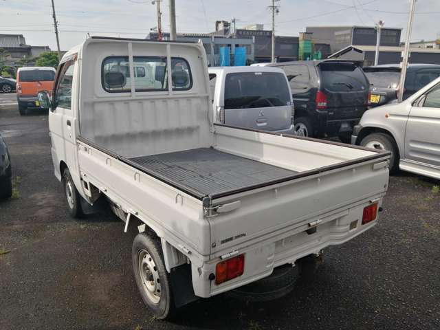 納車時にはバッテリー、エンジンオイル、オイルエレメント、ワイパーゴムは交換します。自社の民間車検工場があるので点検整備やアフターサービスの対応がしっかり出来ます。100Mほど西側に工場があります。