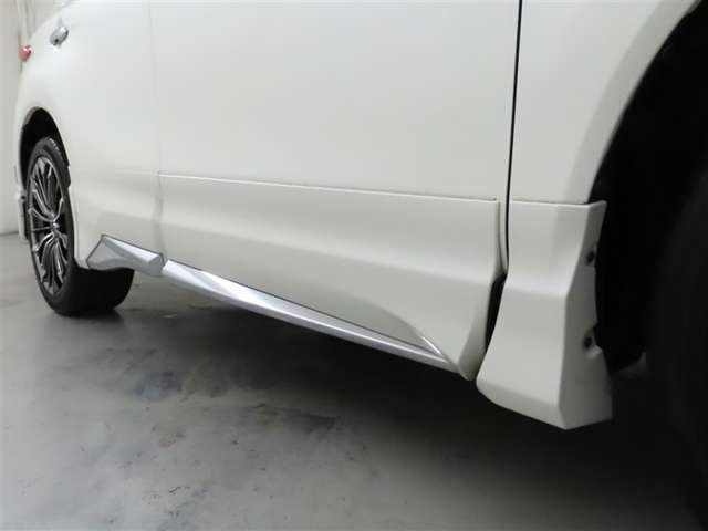 モデリスタ製サイドスカートを装着しております。