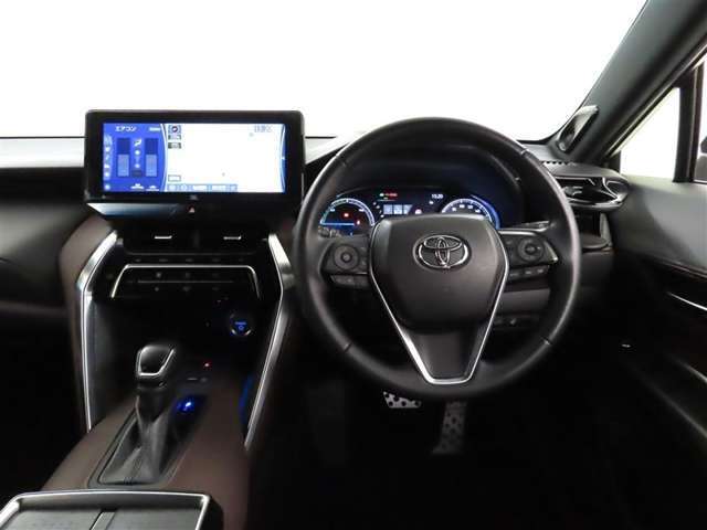 整然と纏められた操作性の良いスイッチ類。