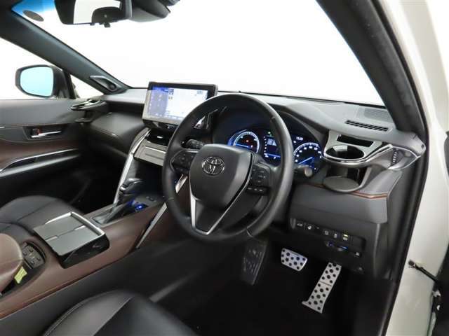 高級感のある美しいインテリアデザインの運転席です。