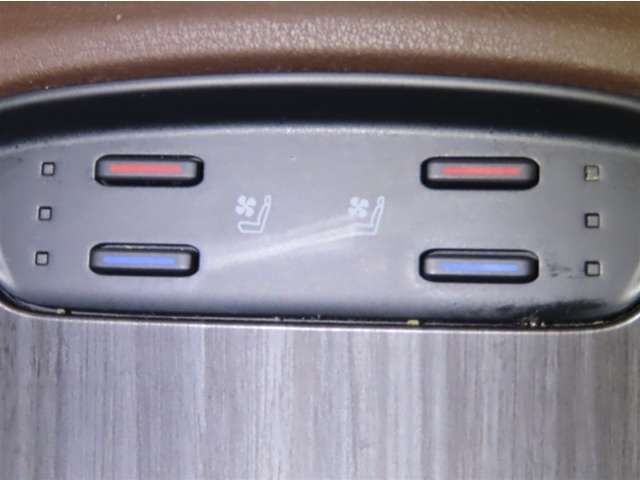 左右前席にシートヒーター＆シートベンチレーションを装備しております。