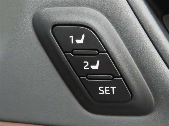 運転席は二人分のシートポジションを記憶します。