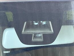 【スズキ　セーフティサポート】走行中に前方の車両等を認識し、衝突しそうな時は警報とブレーキで衝突回避と被害軽減をアシスト。より安全にドライブをお楽しみいただけます。